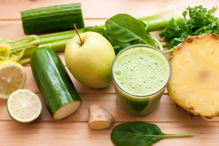 recette de jus vert anti inflammatoire sur table.