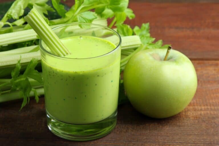 un verre de jus de céleri et de pomme.