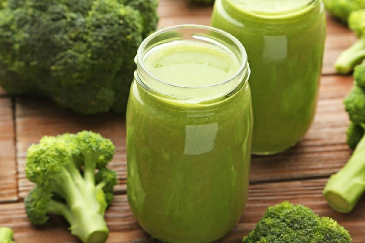 un verre de jus de brocoli frais.