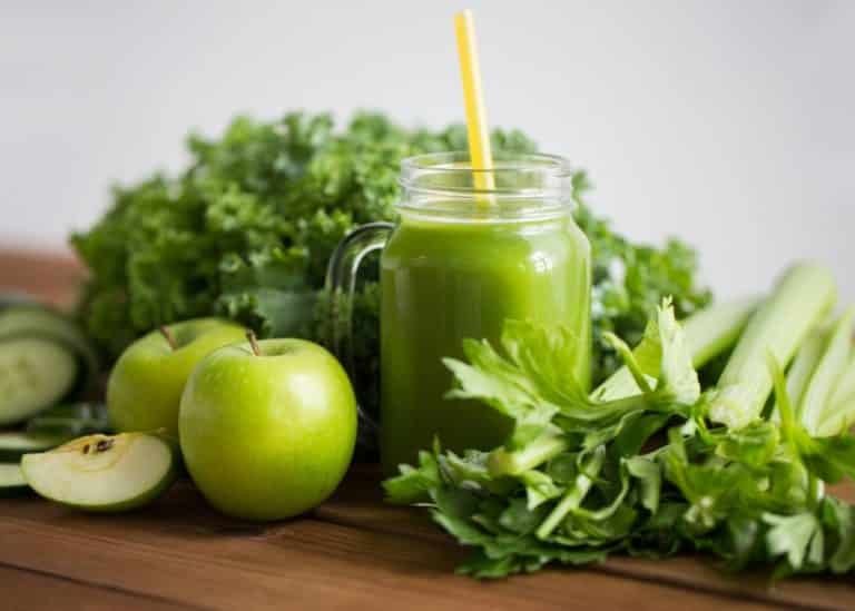 jus vert sur table avec des légumes